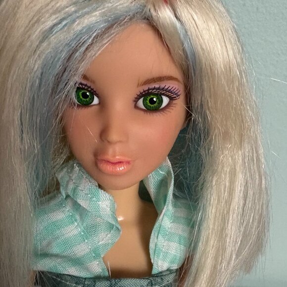 2009 Spin Master Ltd LIV Doll with Wig & Handmade Dress #00802SWMG  Articulated - Picture 2 of 4